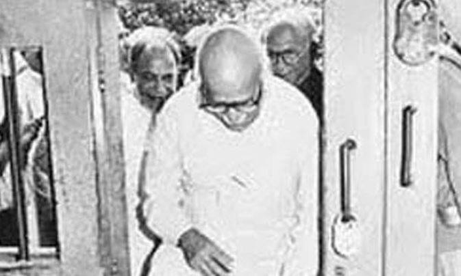 इंदिरा गांधींनी 1975 मध्ये देशात आणीबाणी लागू केल्याने, जनसंघ आणि इतर विरोधकांनी एकत्रित येऊन जयप्रकाश नारायण यांच्या नेतृत्वाखाली जनता पार्टीची स्थापना केली. 1977 च्या लोकसभा निवडणुकीत इंदिरा काँग्रेसचा सूपडा साफ करुन जनता पार्टीने निर्विवाद बहुमत मिळवलं, आणि केंद्रात मोरारजी देसाई यांच्या नेतृत्वाखाली सरकारची स्थापना झाली. या सरकारमध्ये लालकृष्ण आडवाणी माहिती आणि प्रसारण खात्याचे मंत्री होते.