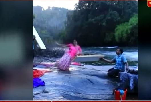 Viral Satya : Sairat Fame Archie Rinku Rajguru allegedly falls during shooting at waterfall latest update व्हायरल सत्य : धबधब्याजवळ नाचताना रिंकू जोरदार पडली?