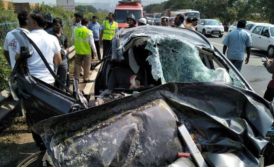 एक्सप्रेस वेवर कारचा भीषण अपघात, तिघांचा जागीच मृत्यू Three dead in Express way car accident एक्सप्रेस वेवर कारचा भीषण अपघात, तिघांचा जागीच मृत्यू