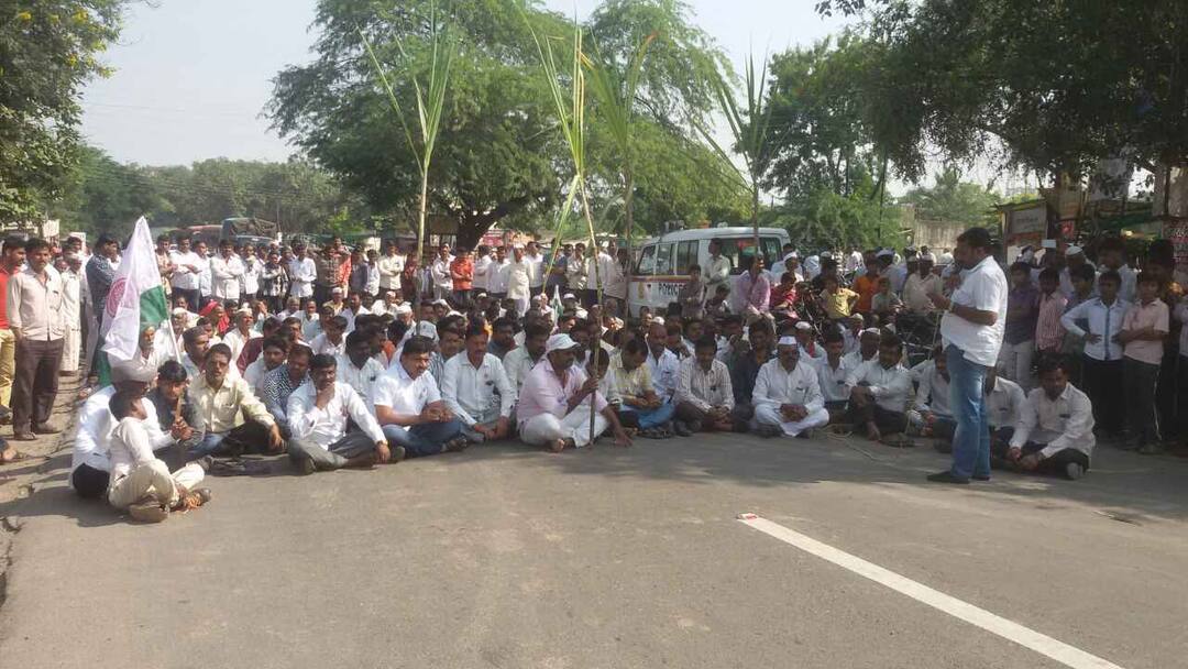 ऊसदरासाठी सहकार मंत्र्यांच्या जिल्ह्यात ‘स्वाभिमानी’चं आंदोलन Agitation in Solapur for Sugarcane price latest updates ऊसदरासाठी सहकार मंत्र्यांच्या जिल्ह्यात ‘स्वाभिमानी’चं आंदोलन