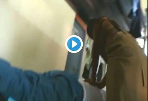 Police Officer gets massage from Woman Homeguard, Video Viral latest update VIDEO: पोलिस स्टेशनमध्ये अधिकाऱ्याला महिला होमगार्डचा मसाज