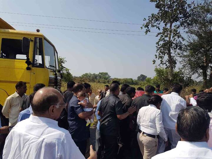 राष्ट्रवादीचे अध्यक्ष शरद पवार स्वतः अपघातग्रस्तांच्या मदतीला धावल्याचं चित्र पाहायला मिळालं. 