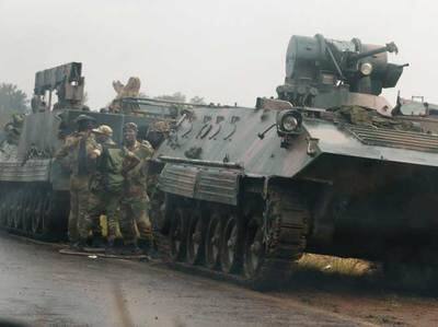 crisis in Zimbabwe but army denies from any attempt of military coup झिम्बाब्वेमध्ये राजकीय अराजक, लष्करी राजवटीची चिन्हं