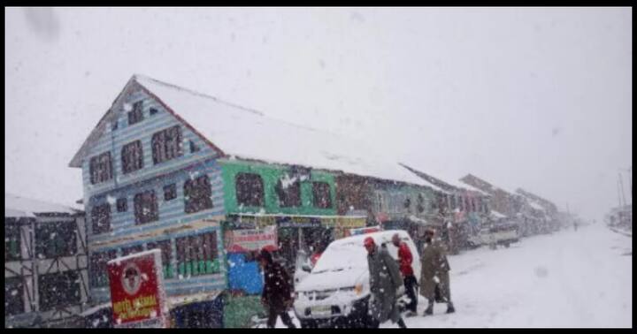 या बर्फवृष्टीचा आनंद घेण्यासाठी अनेक पर्यटक सोनमार्गकडे रवाना झाले आहेत. 