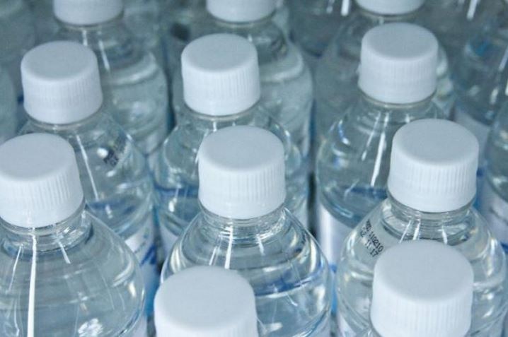Plastic Packaged Water likely to be banned in Stay Hotels, Government Plans latest update निवासी हॉटेलात बाटलीबंद पाण्यावर बंदी आणण्याची तयारी