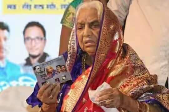 केंद्रीय मंत्री रामदास आठवलेंच्या आईचं निधन Union minister Ramdas Athavale’s mother dies in Mumbai केंद्रीय मंत्री रामदास आठवलेंच्या आईचं निधन