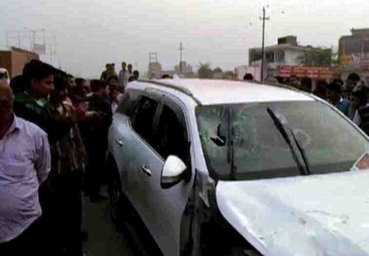 BJP leader ShivKumar shot dead in Noida latest update नोएडात भाजप नेत्याच्या कारवर अंदाधुंद गोळीबार, तिघांचा मृत्यू