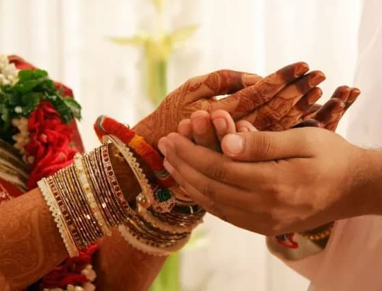 यावेळी सर्व्हेमध्ये तुम्हाला कोणत्या पद्धतीनं लग्न करणं आवडेल असाही प्रश्न विचारण्यात आला होता. यावेळी 19 टक्के तरुणांनी अरेंज्ड मॅरेजला पसंती दिली. 