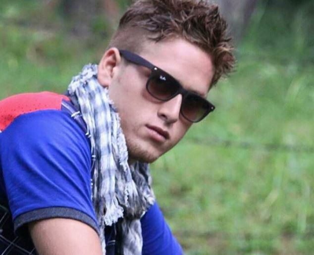 Kashmir : Footballer who joined LeT recently, has surrendered before security forces दहशतवादाला 'किक' मारुन काश्मीरच्या फुटबॉलपटूचं आठवडाभरात समर्पण