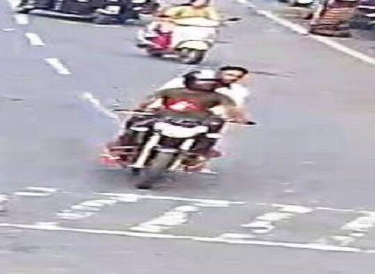 मुंबई फिरायला आलेल्या दोघांकडून 9 सोनसाखळ्यांची चोरी