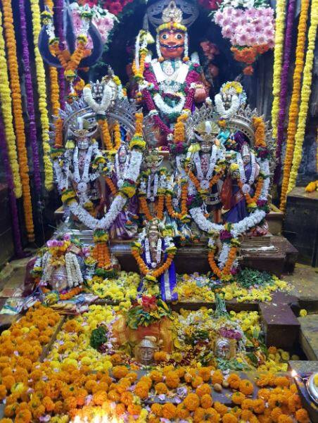 महाराष्ट्राचं कुलदैवत असलेल्या जेजुरी गडावर ‘चंपाषष्ठी महोत्सवाला अर्थात खंडेरायाच्या “देवदिवाळी” महोत्सवाला उत्साहात सुरुवात झाली.(सर्व फोटो - मनोज शिंदे ) 