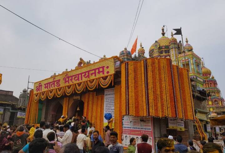 गडावर हजारोंच्या संख्येने भाविक दाखल झाले होते. भंडाऱ्याच्या पिवळपणाने जेजुरी सोन्याची नगरी भासू लागली आहे.