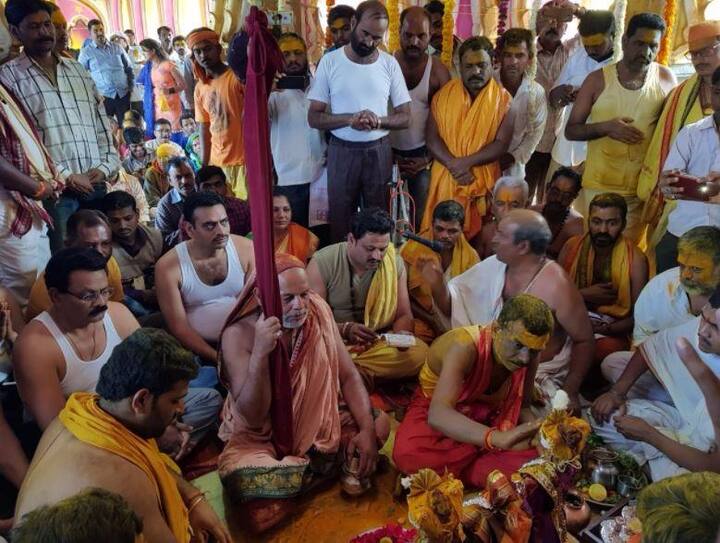 त्याक्षणी या विजयोत्सवानिमित्त देवदेवता, साधु-संत भाविकांकडून खंडोबा देवावर चाफ्याची फुलं, हळदीचा वर्षाव केला गेला. त्या विजय दिवसाचं प्रतीक म्हणून ‘येळकोट’ नामाच्या गर्जनेत कित्येत शतकांपासून चंपाषष्ठीच्या दिवशीच्या या उत्सवात ही प्रथा पाळली जाते.