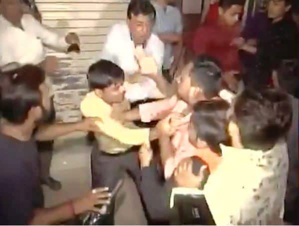 Gujarat Assembly Polls : PAAS workers clash with Congress workers over ticket distribution काँग्रेसच्या पहिल्या यादीनंतर पाटीदार-काँग्रेस कार्यकर्ते भिडले!