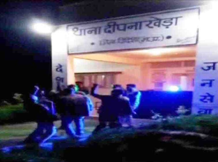 Madhya Pradesh : Four police officers suspended over dj party in police station पोलिस स्टेशनमध्येच दारु पिऊन डीजे पार्टी, चार कर्मचारी निलंबित