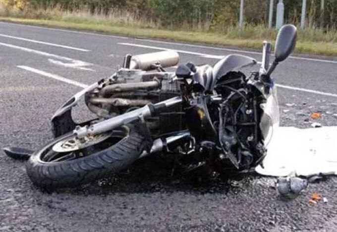 दरम्यान नुकत्याच अनिवार्य करण्यात आलेल्या एका नियमानुसार, आता दुचाकी खरेदी करतानाच हेल्मेट घेणं अनिवार्य आहे. वाढते अपघात रोखण्यासाठी हा नियम तयार करण्यात आला आहे. डोक्यात इजा झाल्यामुळेच दुचाकीस्वारांचे जास्त मृत्यू होतात.