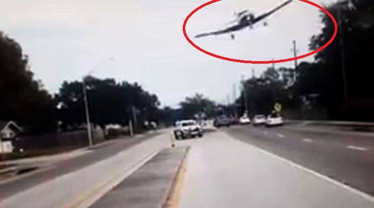 plane flies dangerously-close-to-highway-in-florida-usa जेव्हा मुख्य महामार्गावर विमान कोसळतं...