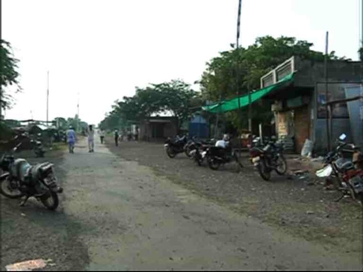 सकाळपासून गावातील नागरिकांनी दुचाकींवरुन अहमदनगर गाठलं. नगर जिल्हा सत्र न्यायालयात या खटल्याची सुनावणी होत आहे. 