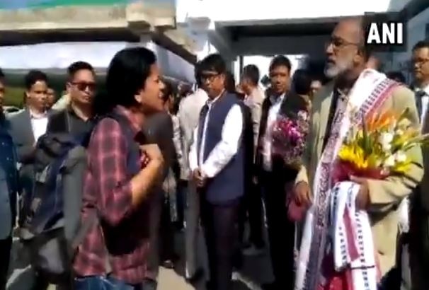Angry passenger shouts at Union Minister KJ Alphons at Imphal Airport केंद्रीय मंत्र्यामुळे विमानाला उशीर, महिला प्रवाशाने मंत्रीमहोदयांना झापलं