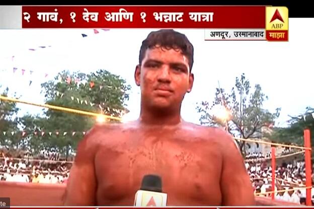  अणदूरात खंडोबाच्या साक्षीनं कुस्तीचा फड रंगलाय. प्रत्येक कोपऱ्यापर्यंत कुस्ती..अन् मल्लांचे वेगवेगळे डाव.