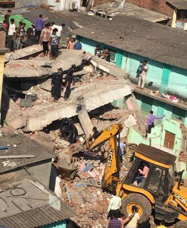 भिवंडीच्या नवी वस्ती भागातील चार मजली इमारत कोसळली आहे. 5 वर्षे जुनी इमारत असल्याची माहिती मिळते आहे. सकाळी साडेआठ वाजण्याच्या सुमारास ही दुर्घटना घडली. 