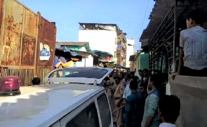 या परिसरात गाडी जाण्यासाठीही नीट रस्ता नसल्याने बचावकार्यात या सर्व गोष्टींचा अडथळा निर्माण होत आहे.