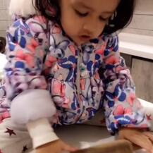 VIDEO : सुगरण झिवा, चिमुकल्या हातांनी बनवली गोल गोल चपाती!