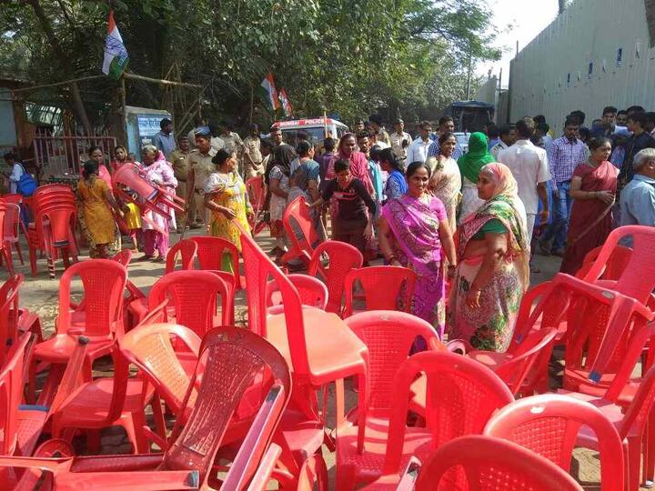 मुंबई काँग्रेसचे अध्यक्ष संजय निरुपम यांची घाटकोपरमधील सभा मनसेनं उधळून लावली आहे. 