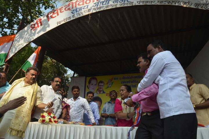 सभेच्या ठिकाणी निरुपम यांचं आगमन झाल्याबरोबर काही मनसे कार्यकर्त्यांनी जोरदार घोषणाबाजी करायला सुरुवात केली. त्याचबरोबर खुर्च्याही उचलून फेकल्या. 