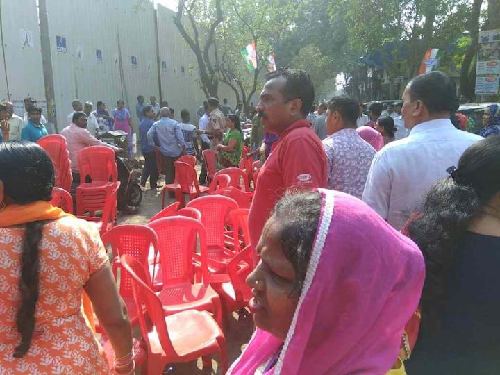 काही मनसैनिक थेट स्टेजवरच गेले. त्यामुळे त्यांच्यात आणि काँग्रेस कार्यकर्त्यांमध्ये धक्काबुक्कीही झाली.
