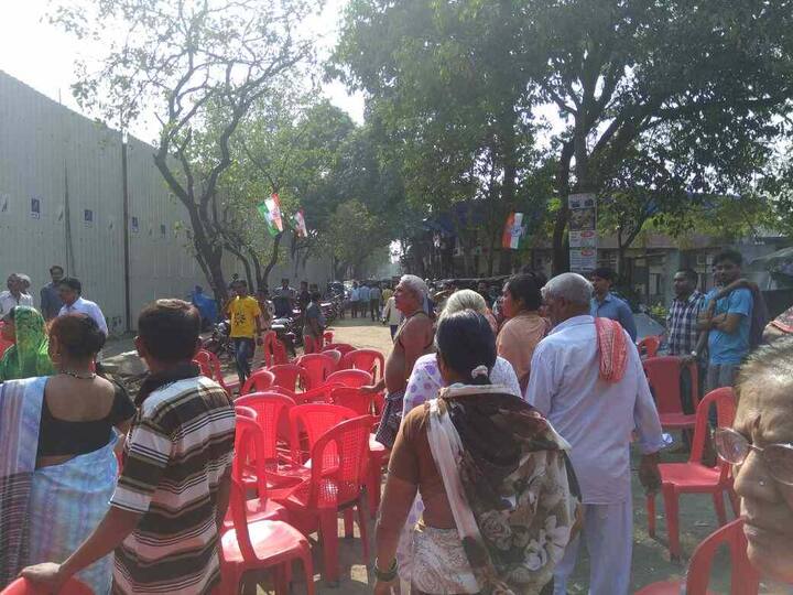 यावेळी पोलिसांनी काही मनसे कार्यकर्त्यांना ताब्यात घेतलं आहे. 