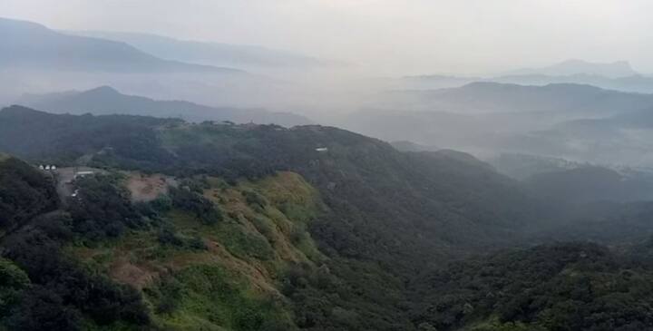 या गडासोबत या भागातील संपूर्ण सह्याद्रीच्या पर्वतरांगाही धुक्यात हरवल्या होत्या.