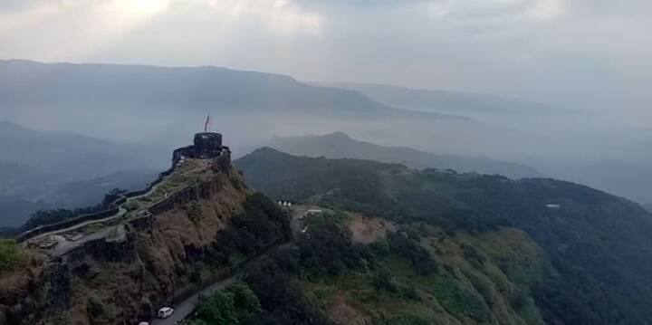 प्रतापगडावर छत्रपती शिवाजी महाराजांनी अफजलखानाला कंठस्नान घातलं, तो दिवस शिवप्रतापदिन म्हणून साजरा केला जातो. 