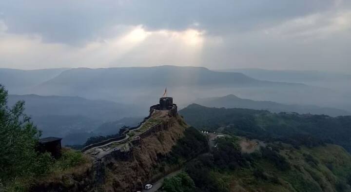 या गडाच्या पायथ्याला असलेल्या अफजल खानाच्या कबरीमुळे प्रतापगडाकडे आणि या उत्सवाकडे सर्वांचं लक्षअसतं. हिंदुत्ववादी संघटनानी उपस्थित केलेल्या वादानंतर हा उत्सव आता सरकारच्या वतीने साजरा केला जातो.