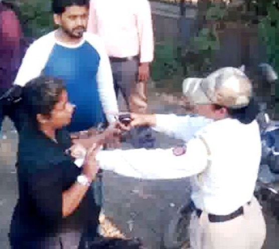 clash between women and trafic police in Kalyan कल्याणमध्ये महिलेची वाहतूक पोलिसाला धक्काबुक्की