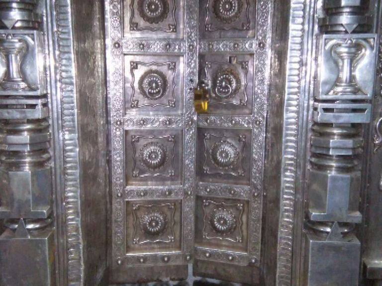 Tulja Bhawani Temple Garbha Gruha Threshold Goes Missing in Tuljapur तुळजाभवानी मंदिरातील चांदीच्या दरवाजाचा उंबरठा काढला