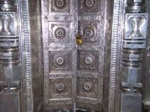 तुळजाभवानी मंदिरातील चांदीच्या दरवाजाचा उंबरठा काढला