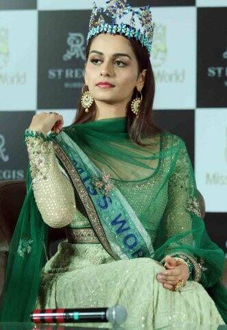 हरियाणाची रहिवाशी असलेल्या मानुषीने सांगितले, “बॉलिवूडमधील सर्व कलाकार चांगले आहेत. मात्र आमिर खान आणि माजी ‘मिस वर्ल्ड’ प्रियांका चोप्रा हे जास्त आवडतात. आमिर खानसोबत सिनेमांमध्ये काम करायला आवडेल. कारण सामाजिक, प्रासंगिक सिनेमे बनवण्यासाठी ते ओळखले जातात.”