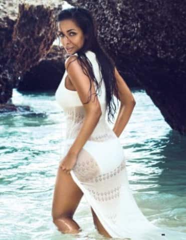 आपलं सौंदर्य टिकवण्यासाठी बॉलिवूड अभिनेत्री असो वा टीव्ही अभिनेत्री अथक प्रयत्न करत असतात. बॉलिवूडमध्ये एक अशी अभिनेत्री आहे जिचं वय तिच्या फिटनेसवरुन कुणी सांगू शकत नाही... ती म्हणजे – मलायका अरोरा.