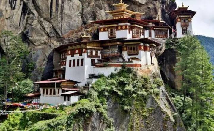 भूतान – लाखो पर्यटक दरवर्षी भूतानमध्ये येतात. एक सुरक्षित पर्यटनस्थळ म्हणून भूतानची ओळख आहे. 