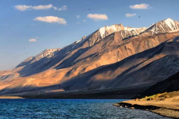 लडाख (जम्मू-काश्मीर) – भारतातील लोकप्रिय पर्यटनस्थळांपैकी एक असलेल्या लडाखमध्ये दरवर्षी अनेक पर्यटक भेट देत असतात. इथले स्थानिक पर्यटकांना कोणत्याही प्रकारचा त्रास देत नाहीत. त्यामुळे एकट्याने पर्यटनासाठी आलेल्या पर्यटकांना काहीच त्रास होत नाही.