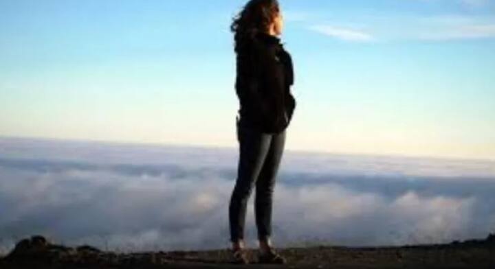 पर्यटनासाठी एकट्याने जाणंही अनेकजण पसंत करतात. मात्र यावेळी सुरक्षिततेची खबरदारी घेतली जाते. तर आम्ही तुम्हाला अशी काही पर्यटनस्थळं सूचवणार आहोत, जिथे तुम्ही एकट्याने जाऊ शकता, राहू शकता आणि पर्यटनाचा आनंद घेऊ शकता...