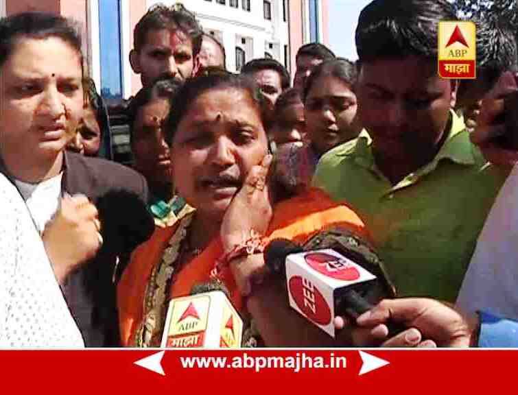 फाशीची शिक्षा सुनावताच निर्भयाच्या आईने हंबरडा फोडला! Kopardi Gangrape and Murder case : Death sentence to 3 convicts, Mother’s reaction फाशीची शिक्षा सुनावताच निर्भयाच्या आईने हंबरडा फोडला!