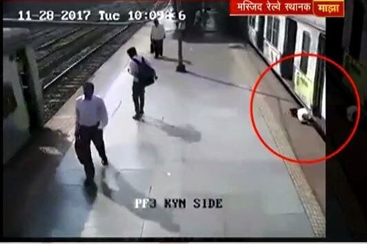 Mumbai : Masjid Bunder railway station accident caught in CCTV latest update VIDEO : मुंबईत रेल्वे रुळ ओलांडताना तरुण लोकलखाली