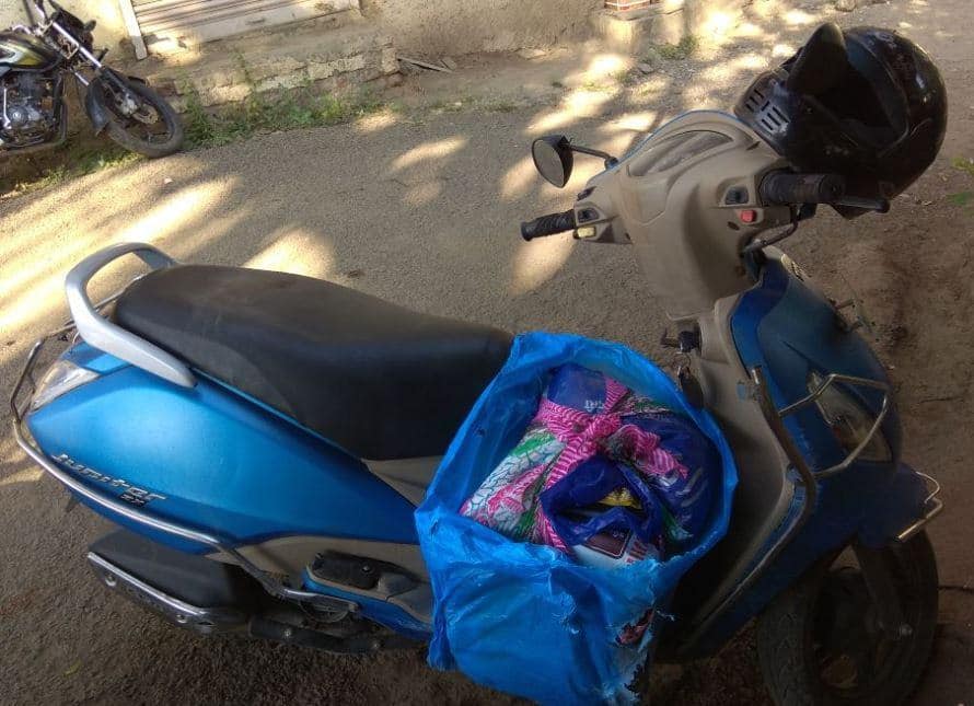 पुण्यात मुलीची लग्नपत्रिका द्यायला जाताना आई-वडिलांचा अपघाती मृत्यू Pune : Couple died in accident while going to give invitation of daughter’s wedding latest update पुण्यात मुलीची लग्नपत्रिका द्यायला जाताना आई-वडिलांचा अपघाती मृत्यू