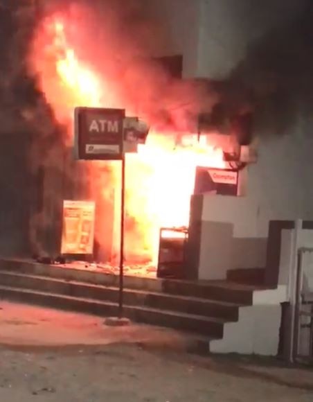 Pune : Currency notes worth lakhs burnt in ATM fire पुण्यात एटीएमला आग, लाखोंची रोकड जळून खाक