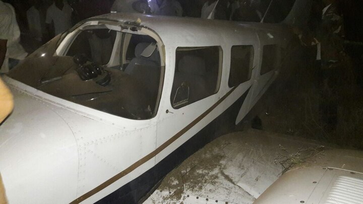 The plane crash landing in Dhule three injured latest update धुळ्यातील साक्रीमध्ये प्रशिक्षणार्थी विमान कोसळलं, तिघेजण जखमी