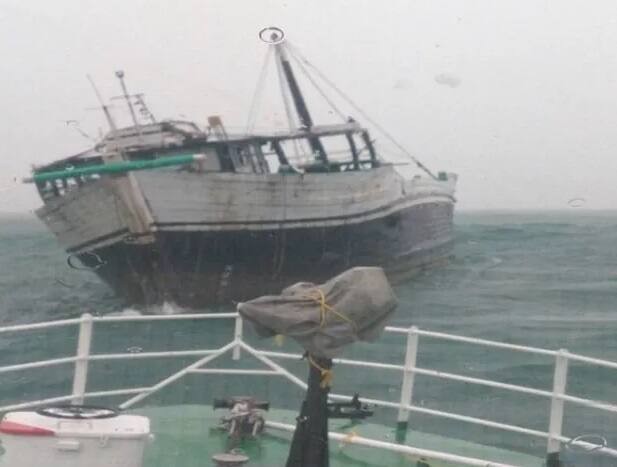 Cyclone Ockhi in Kerala and Tamilnadu latest update केरळ-तामिळनाडूमध्ये ओखी वादळाचा धुमाकूळ, अनेक मच्छिमार बेपत्ता