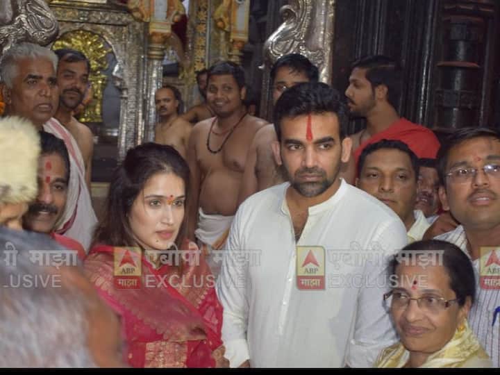 झहीर खान आणि सागरिका यांना पाहण्यासाठी त्यांच्या चाहत्यांनी मंदिर परिसरात मोठी गर्दी केली होती.