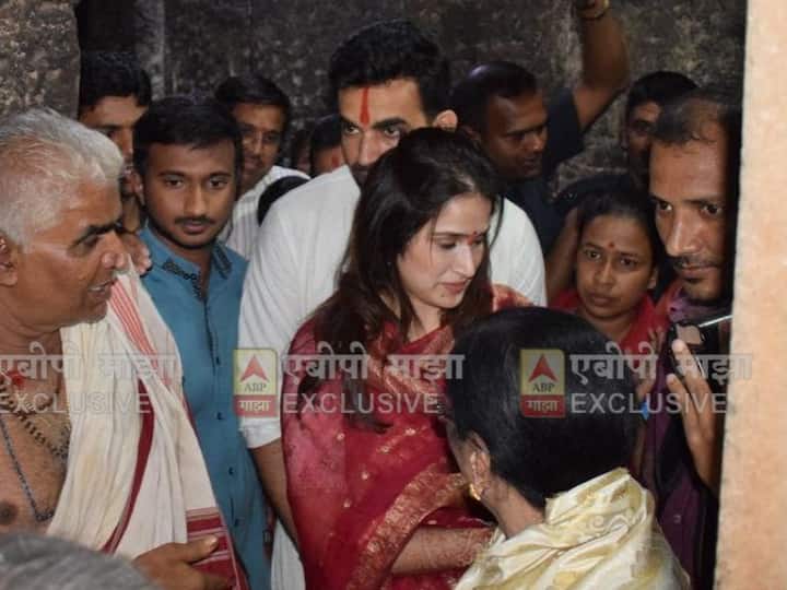 त्यावेळी क्रिकेट आणि बॉलिवूडमधील दिग्गज यावेळी उपस्थित होते. रिसेप्शन पार्टी मुंबईतील ताज लँड्स एंड या पंचतारांकित हॉटेलमध्ये पार पडली.